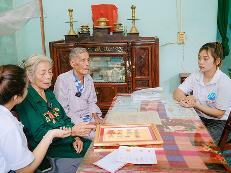 Hình ảnh phụ huynh hướng dẫn con cái về an toàn trực tuyến